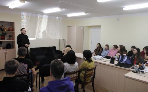 "Милосердие как выражение любви": беседа с учащимися Слонимского государственного колледжа фото 1