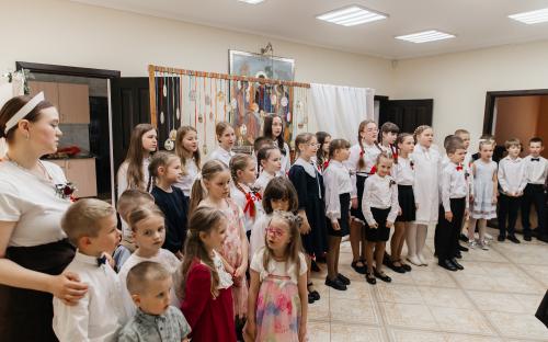 Пасхальный концерт воскресной школы порадовал прихожан Свято-Троицкого собора фото 28