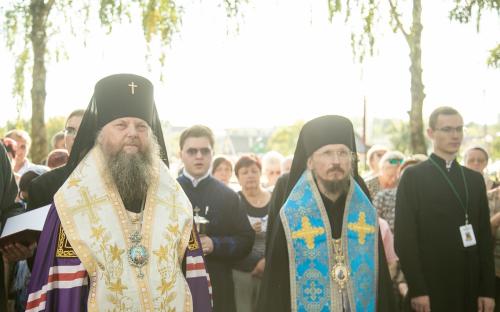 ФОТОРЕПОРТАЖ: На приходе Троицкого собора освятили новосооруженную часовню фото 9