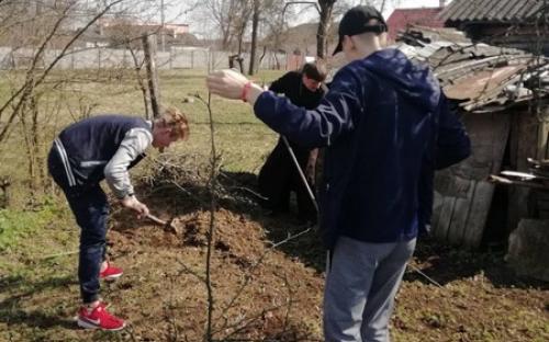 Слонимские священник и волонтеры помогли в уборке ветерану фото 2