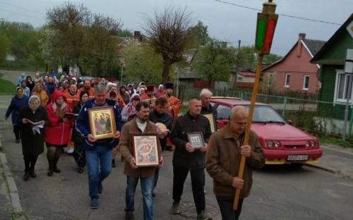 Клирики и прихожане Троицкого собора совершили крестный ход по г. Слониму фото 1