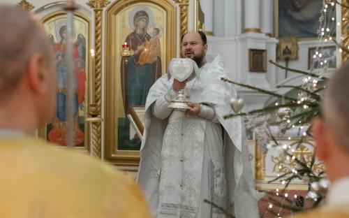 «Слава в вышних Богу и на земли мир, в человецех благоволение!»: Троицкий приход встретил Рождество Христово фото 15