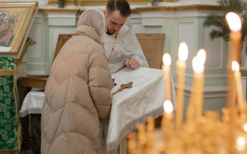 «Слава в вышних Богу и на земли мир, в человецех благоволение!»: Троицкий приход встретил Рождество Христово фото 16