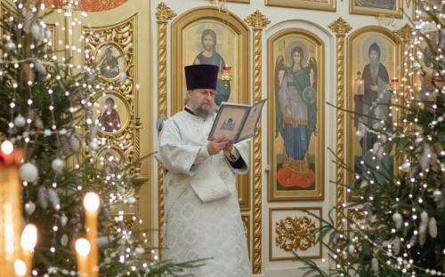 «Слава в вышних Богу и на земли мир, в человецех благоволение!»: Троицкий приход встретил Рождество Христово фото 24
