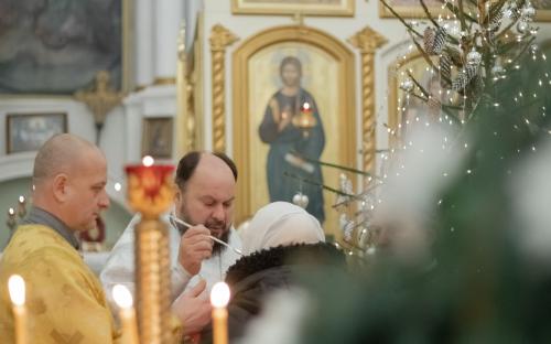 «Слава в вышних Богу и на земли мир, в человецех благоволение!»: Троицкий приход встретил Рождество Христово фото 31