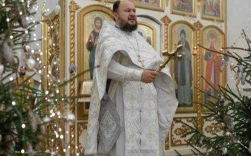 «Слава в вышних Богу и на земли мир, в человецех благоволение!»: Троицкий приход встретил Рождество Христово фото 33