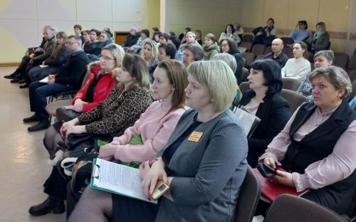 Клирик прихода выступил на общешкольном родительском собрании фото 3