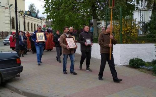 Клирики и прихожане Троицкого собора совершили крестный ход по г. Слониму фото 3