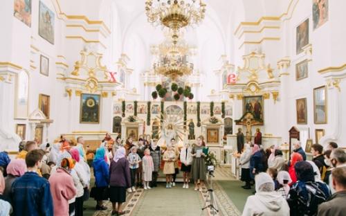 На приходе Троицкого собора в Неделю жен-мироносиц поздравили с Пасхой прихожан
