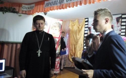 Священник Иоанн Нудьга поздравил выпускников Слонимского колледжа