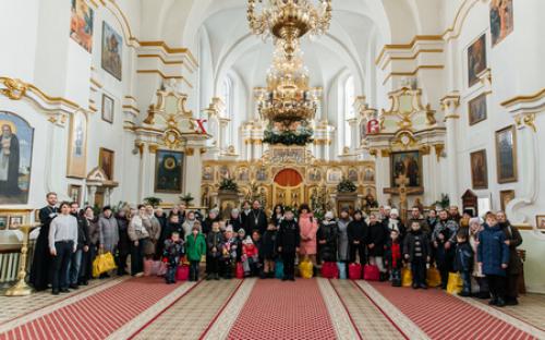 "Делами добра - к Рождеству Христову": в слонимском соборе вручили рождественские подарки