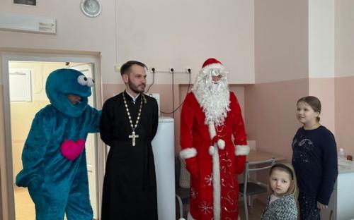 Рождественское поздравление принесли активные прихожане в детское отделение Слонимской ЦРБ