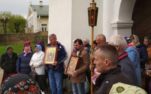 Клирики и прихожане Троицкого собора совершили крестный ход по г. Слониму фото 6
