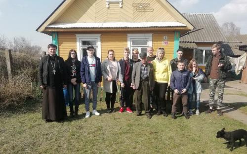 Слонимские священник и волонтеры помогли в уборке ветерану фото 1