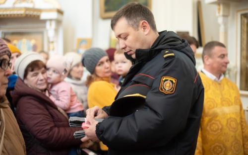 «Стань заметнее — береги жизнь!»: акция на приходе Троицкого собора фото 7