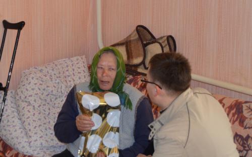 Клирик собора поздравил пожилых людей со Светлым Христовым Воскресением фото 1