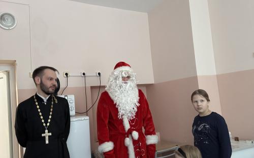 Рождественское поздравление принесли активные прихожане в детское отделение Слонимской ЦРБ фото 6