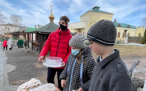 На приходе Свято-Троицкого собора г. Слонима прихожан поздравляли с масленицей фото 1