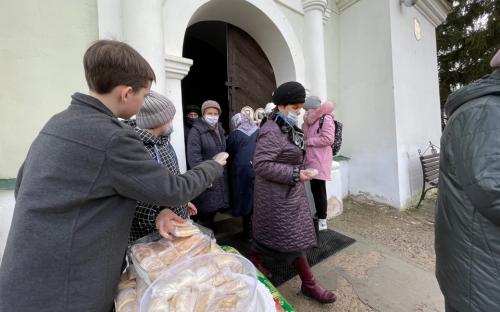 На приходе Свято-Троицкого собора г. Слонима прихожан поздравляли с масленицей фото 11