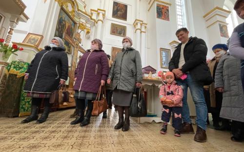На приходе Свято-Троицкого собора г. Слонима прихожан поздравляли с масленицей фото 19