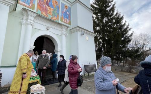 На приходе Свято-Троицкого собора г. Слонима прихожан поздравляли с масленицей фото 13