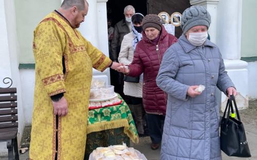 На приходе Свято-Троицкого собора г. Слонима прихожан поздравляли с масленицей фото 14