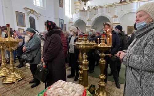 На приходе Свято-Троицкого собора г. Слонима прихожан поздравляли с масленицей фото 16