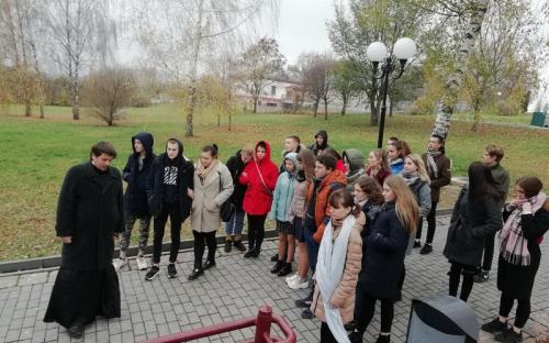 Священник и волонтеры Слонимского колледжа посетили святые места г. Гродно фото 1