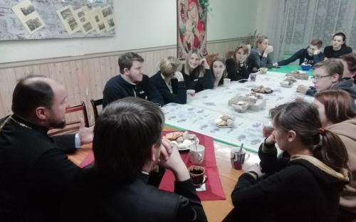 Священники Троицкого собора встретились с волонтерами объединения "Вера. Надежда. Любовь" фото 1