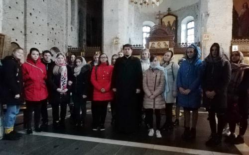 Священник и волонтеры Слонимского колледжа посетили святые места г. Гродно фото 3