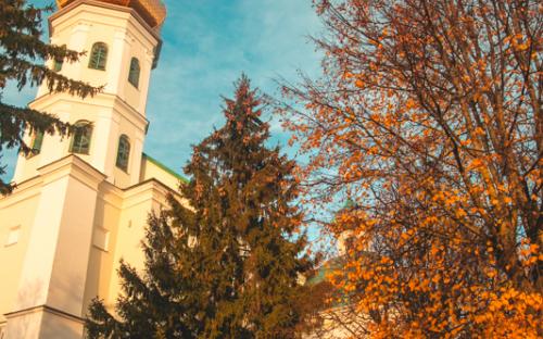 Свято-Троицкий собор и часовня в красках осени фото 2