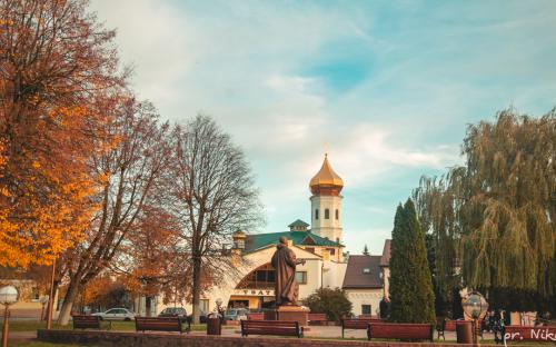 Свято-Троицкий собор и часовня в красках осени фото 6