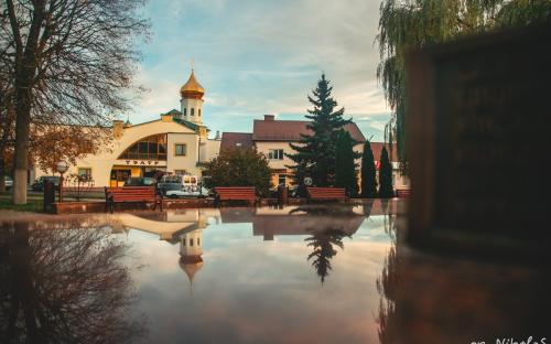 Свято-Троицкий собор и часовня в красках осени фото 8