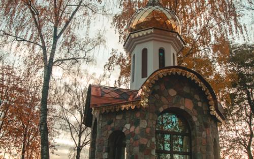 Свято-Троицкий собор и часовня в красках осени фото 15
