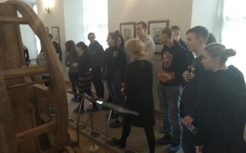 Ребята из волонтерского отряда вместе со священником посетили Мир и Несвиж фото 1