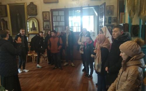Ребята из волонтерского отряда вместе со священником посетили Мир и Несвиж фото 3