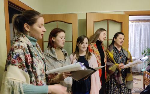 Священники и молодежь поздравили с Рождеством пожилых людей фото 11