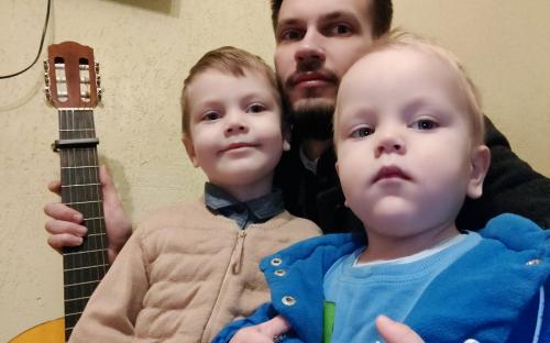 Священники и молодежь поздравили с Рождеством пожилых людей фото 10