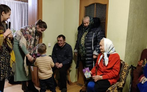 Священники и молодежь поздравили с Рождеством пожилых людей фото 7