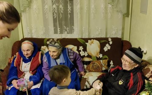 Священники и молодежь поздравили с Рождеством пожилых людей фото 6