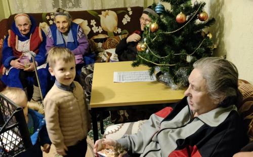Священники и молодежь поздравили с Рождеством пожилых людей фото 5