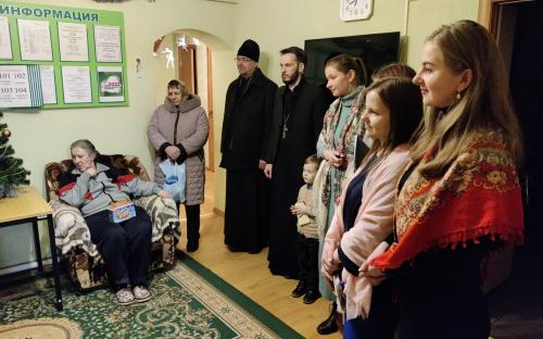 Священники и молодежь поздравили с Рождеством пожилых людей фото 4