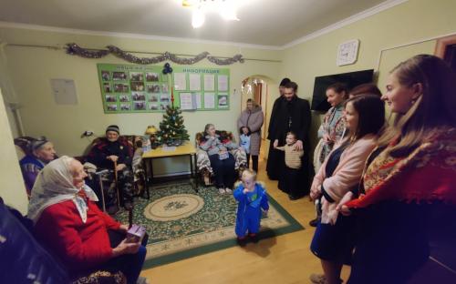 Священники и молодежь поздравили с Рождеством пожилых людей фото 3