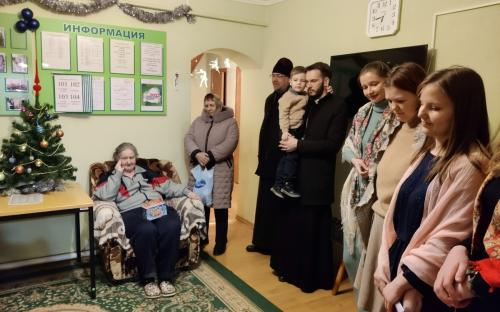 Священники и молодежь поздравили с Рождеством пожилых людей фото 2