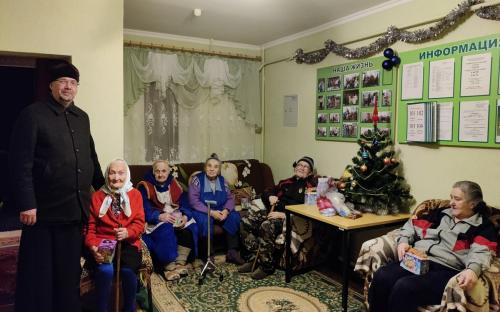 Священники и молодежь поздравили с Рождеством пожилых людей фото 1