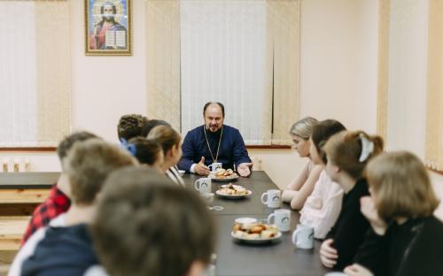 На приходе прошла воскресная встреча молодежи с настоятелем фото 3