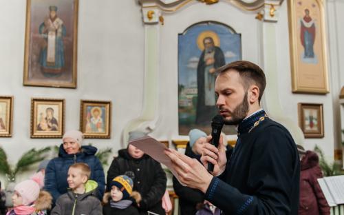 "Делами добра - к Рождеству Христову": в слонимском соборе вручили рождественские подарки фото 1
