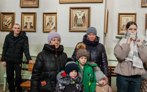 "Делами добра - к Рождеству Христову": в слонимском соборе вручили рождественские подарки фото 2