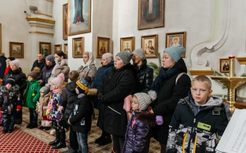 "Делами добра - к Рождеству Христову": в слонимском соборе вручили рождественские подарки фото 3