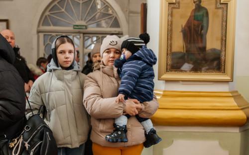 "Делами добра - к Рождеству Христову": в слонимском соборе вручили рождественские подарки фото 5